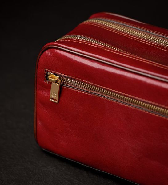 Фотографія Жіноча шкіряна косметичка Dopp Kit - All the Kings Men - Червоний колір - Time Resistance 5231901W 5231901W - купити 91646 за 5 980 грн