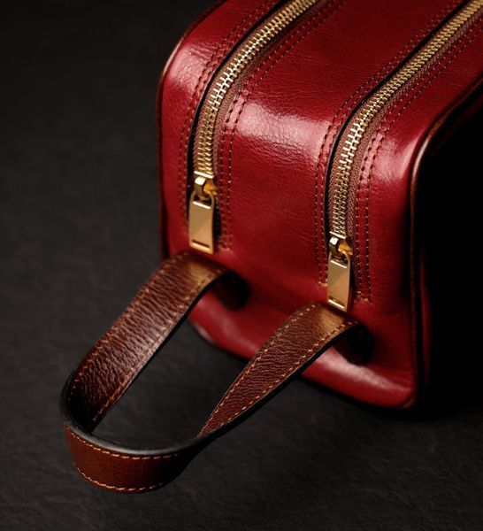 Фотографія Жіноча шкіряна косметичка Dopp Kit - All the Kings Men - Червоний колір - Time Resistance 5231901W 5231901W - купити 91646 за 5 980 грн