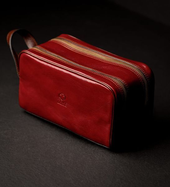 Фотографія Жіноча шкіряна косметичка Dopp Kit - All the Kings Men - Червоний колір - Time Resistance 5231901W 5231901W - купити 91646 за 5 980 грн