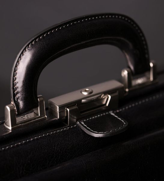 Фотографія Велика італійська шкіряна сумка-доктор для жінок - The Master and Margarita - Чорний колір - Time Resistance 5191001W 5191001W - купити 91498 за 19 250 грн