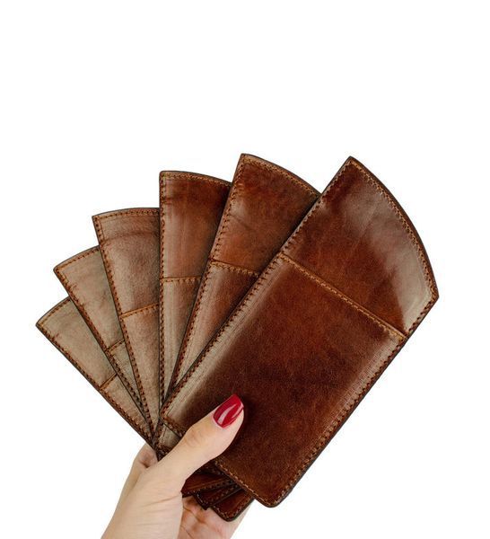 Фотографія Шкіряний чохол для окулярів для жінок - One Hundred Years of Solitude - Коричневий колір - Time Resistance 5200401W 5200401W - купити 91614 за 1 840 грн